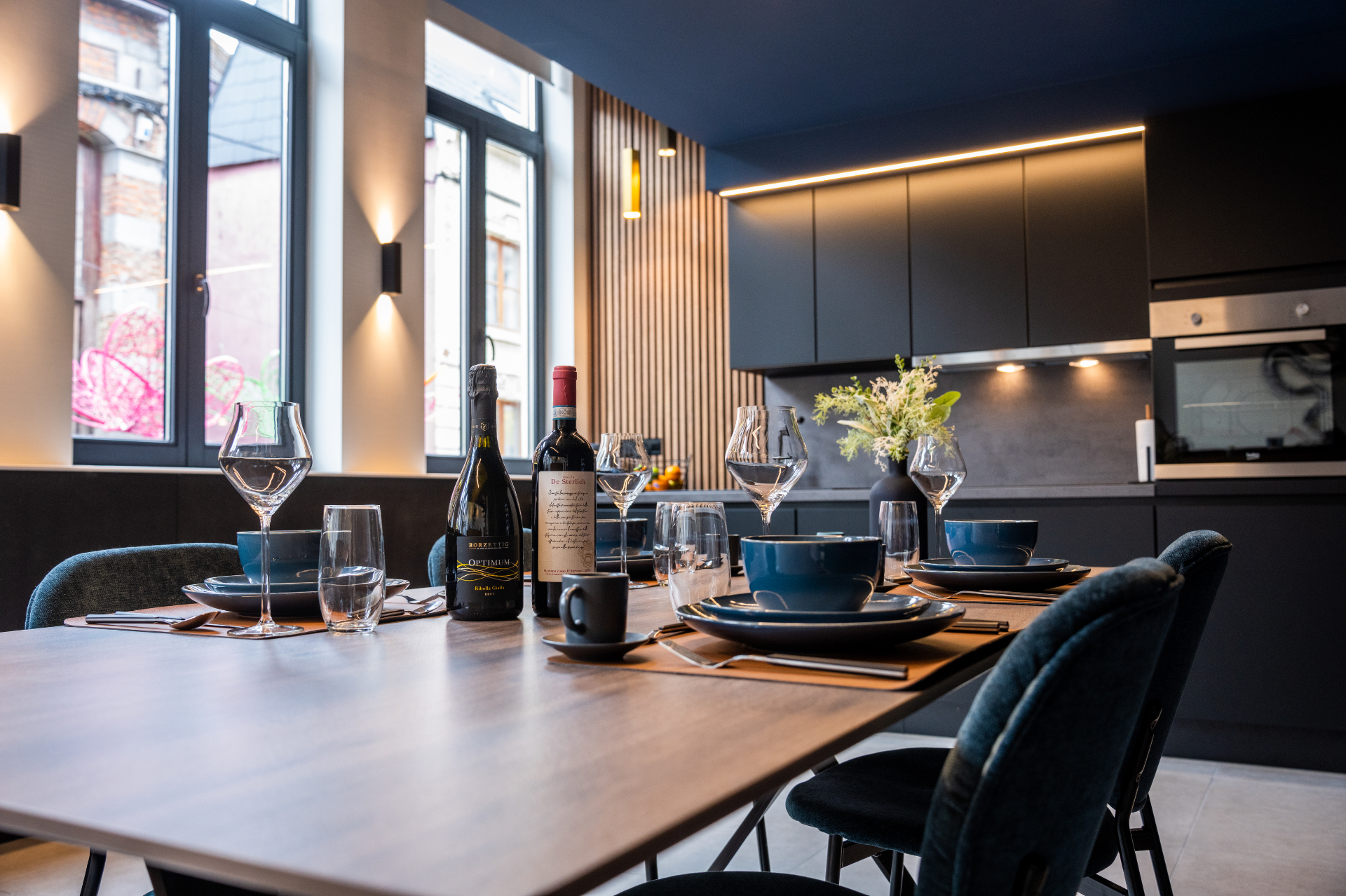 Séjour d'un appartement meublé de Real Estate Passion à Mons, cuisine ouverte équipée et coin repas